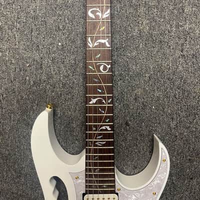 ibanez jem 7 dizmazio pick ups, floral print inlays w/scalloped frets image 5