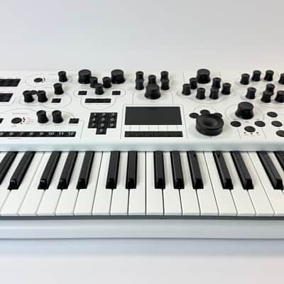 Modal Electronics 002 12-Voice Analogue-Digital Hybrid Synthesizer (Boxed / Warranty) image 11