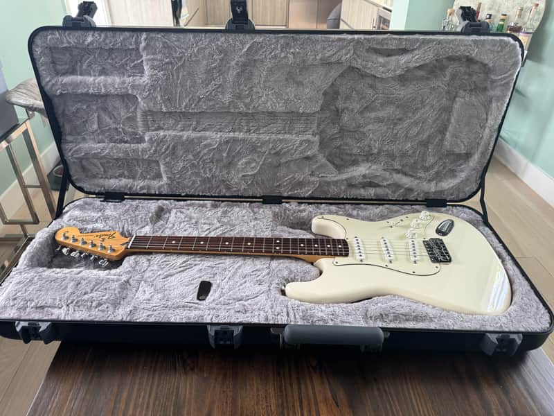 Fender Deluxe Molded Guitar Case for Stratocaster and Telecaster Electric Guitars 2025 image 1
