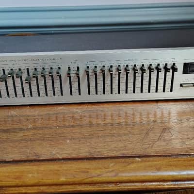 Realistic 31-2009 12 band equalizer in excellent condition - 1980's image 1
