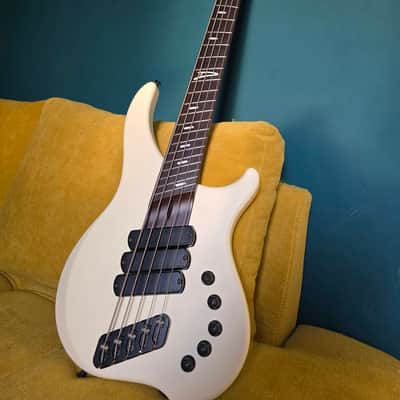 Dingwall ABZ 5 2023 - Vintage matte White image 1