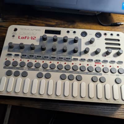 Sonicware Liven Lofi-12 27-Key Sampling Groovebox 2023 - Present - Silver image 1