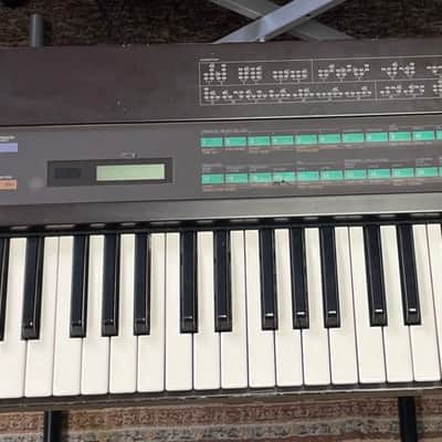 Yamaha DX7 Classic FM Synthesizer w/ Custom Hard Wood Case
