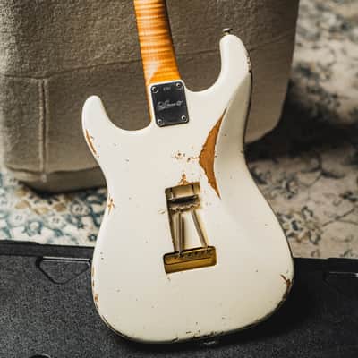 Luxxtone Choppa S Heavy Aging HSS-Olympic White w/Gold Anodized Pickguard & Roasted Flame Maple Neck image 7