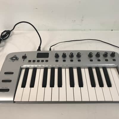 M-Audio O2 25-Key Ultra-Thin Mobile USB MIDI Controller image 1