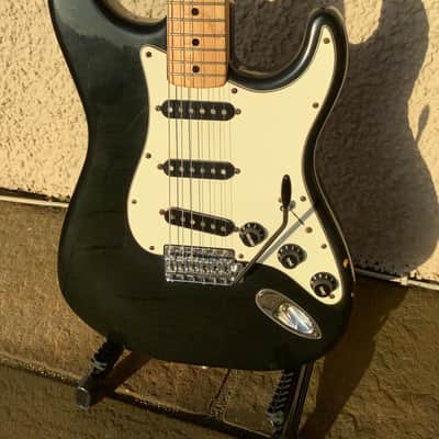 Fender Stratocaster with Maple Fretboard 1977 - Black image 13