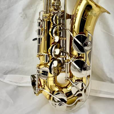 Yamaha YAS-26 Standard Alto Saxophone Lacquered Brass image 3