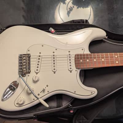 Fender Player Stratocaster with Pau Ferro Fretboard 2018 - 2024 - Polar White image 1
