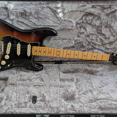 Fender American Ultra Luxe Stratocaster with Maple Fretboard 2021 - 2024 - 2-Color Sunburst image 3