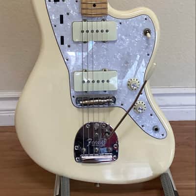 Fender American Professional Jazzmaster White with Maple Fretboardwith Rhythm Circuit, Lindy Fralin Noiseless Pickups and Hardshell Case 2017 image 1