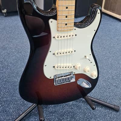 Fender American Deluxe Stratocaster with Maple Fretboard SSS 2015 3-Color Sunburst w/ Hard Case image 2