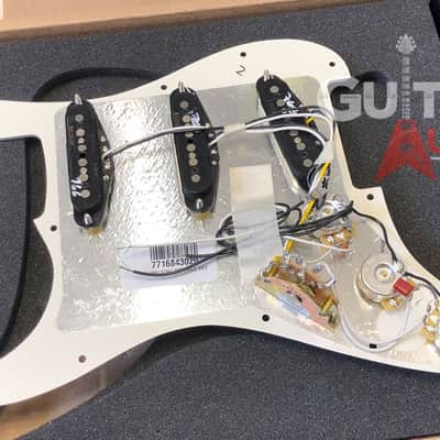 Genuine FENDER Pre-Wired VINTAGE NOISELESS Loaded 11-Hole Parchment Pickguard image 9