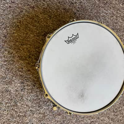 Ludwig 4x14 Classic Maple Piccolo Gold Sparkle Snare Drum image 9