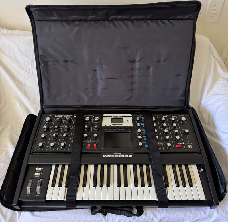 Moog Minimoog Voyager Electric Blue Edition