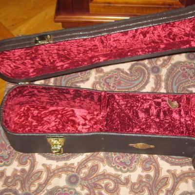 new open box very near A+ genuine Taylor Grand Auditorium Deluxe Brown Hardshell Case (5201-55) textured dark brown vinyl over 3-ply wooden structure, Foam padding covered w/ red plush crushed velvet lining, brass plated latches, padded handle image 5