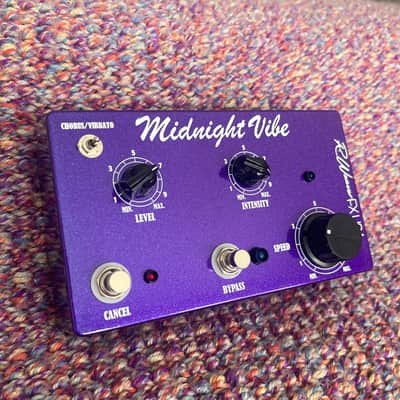 R Weaver FX Midnight Vibe V3 Uni-Vibe Pedal (Hybrid Spec) | Reverb