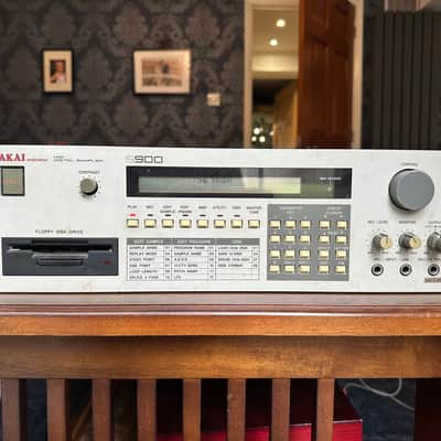 Akai S900 MIDI Digital Sampler 1986 - White