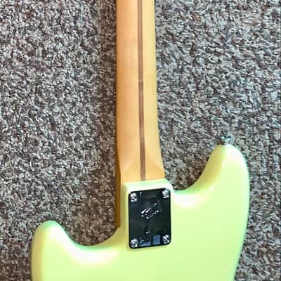2024 Fender Player II Mustang Hialeah Yellow electric guitar hardhshell case image 7