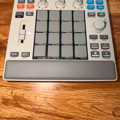 Akai MPC Sample – Excellent Condition + SD Card & iOS Cables Included image 10