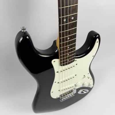 Squier Stratocaster Standard 2018 - Black Glossy White Pickguard image 2