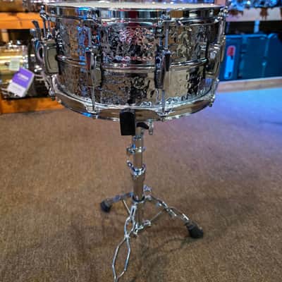 Ludwig Supraphonic Hammered LM402KT 6.5 x 14-inch Snare Drum - Chrome image 4