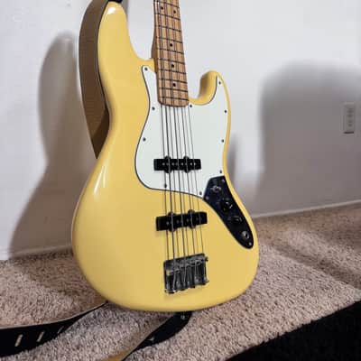 Fender Jazz Bass 2022 - Buttermilk with case image 2