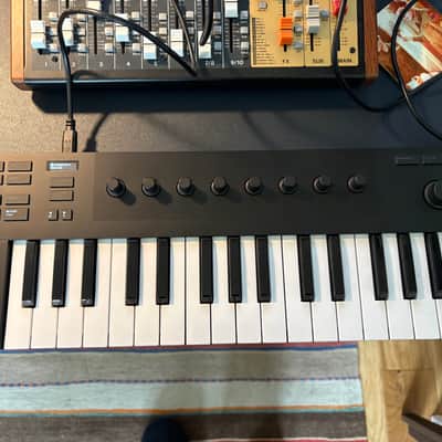 Native Instruments Komplete Kontrol M32 2019 - Black image 1