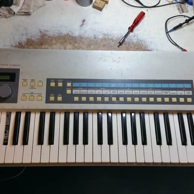 Akai X7000 Sampleur/Clavier, ne fonctionnant pas, pour pièces ou à restaurer.