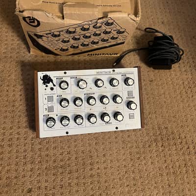 Moog Minitaur Limited Edition White (only 250 made) with original box and wood sides! image 5