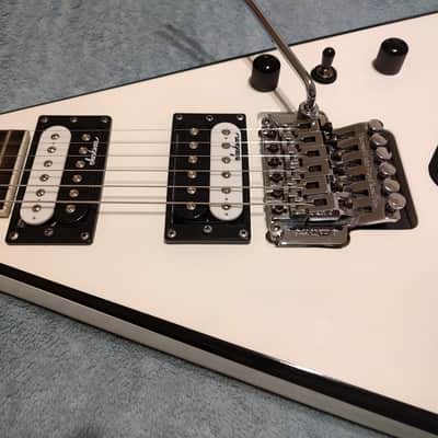 Jackson JS Series JS32 King V - White with Black Bevels and CHROME HARDWARE image 2