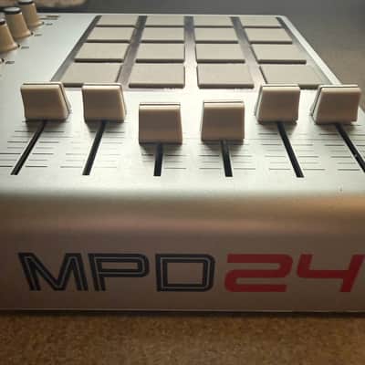 Akai MPD24 MIDI Controller  2010s - Silver image 3