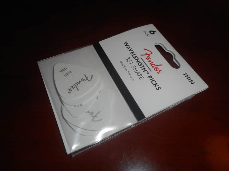 Fender Wavelength 351 Guitar Picks (6), Thin, WHITE, 198-3351-180 image 1