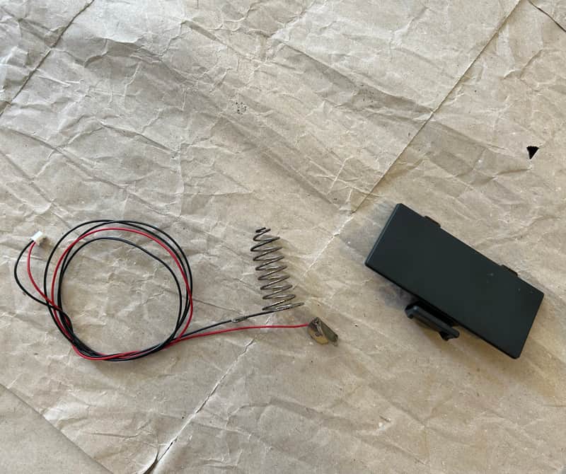 Yamaha PSR-16 battery compartment door and terminal clips VGC image 1