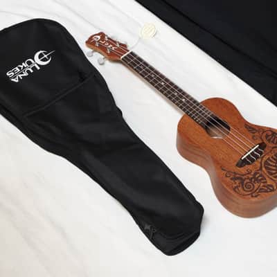 LUNA Left-Handed Mo'o Mahogany Concert UKULELE NEW w/ Gig Bag UKE - laser etch Lizard Leaf LEFTY image 1