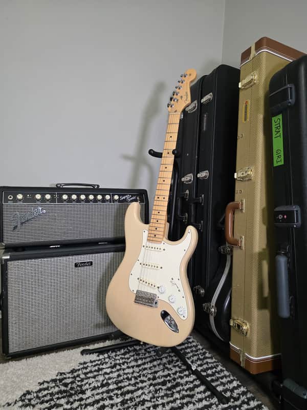 Fender Highway One Stratocaster with Maple Fretboard 2002  Honey Blonde Transparent