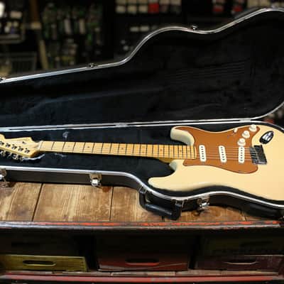 Fender American Deluxe Stratocaster V-Neck with Maple Fretboard 2004 - 2010 - Honey Blonde image 5