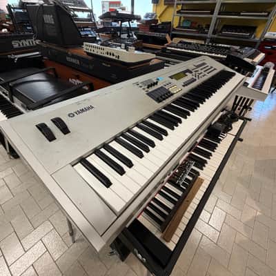 Yamaha MO8 image 2