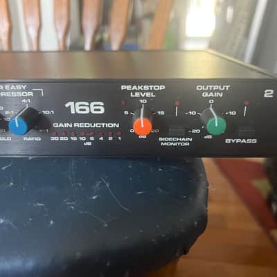 dbx 166 2-Channel Dynamics Processor with sidechain input. Includes Rack mount bolts/washers. Ex-Church, looks new image 4