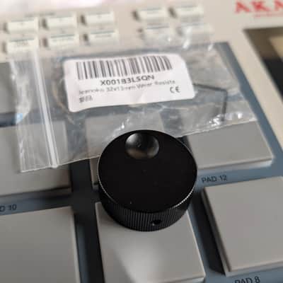 Akai MPC Live II Special Retro Edition DAW + Fabric / OPx-4 Plugin + Decksaver + Data Wheel image 4