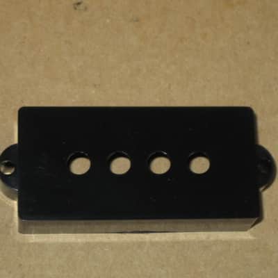 new + packaging (covers have some manufacturing imperfections) Allparts PC 0951-023 Black Pickup Cover Set (two individua covers) for Precision Bass / for P Bass - black, plastic, PC-0951-023 (never used, packaging opened to examine condition of covers) image 21