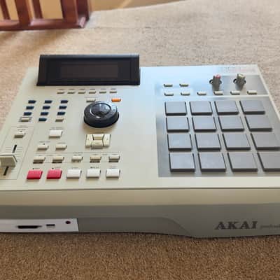 Akai MPC 2000xl | 8 Outs | Max Ram | Card Reader | New Screen | Excellent Condition image 6