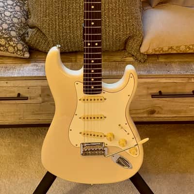 Fender Player II Stratocaster 2025  - White Blonde with Brass Tremolo Block & Brass Claw