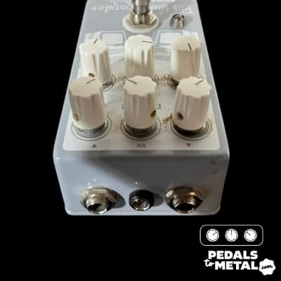 EarthQuaker Devices Bit Commander Analog Octave Synth V2 -x10668 image 3