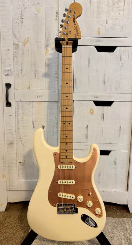 Fender Deluxe Roadhouse Stratocaster with Maple Fretboard