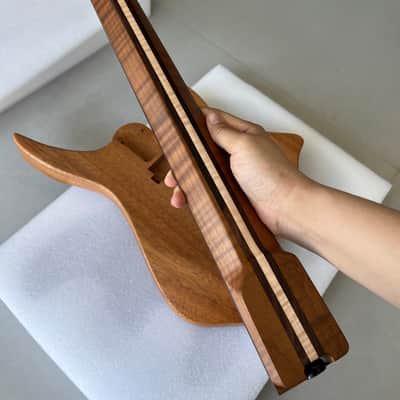 Vibrato system Five pieces. Headless electric guitar neck baked T-shaped contour 24frets Roasted neck Headless Electric guitar 1 piece Mahogany body T Outline image 4