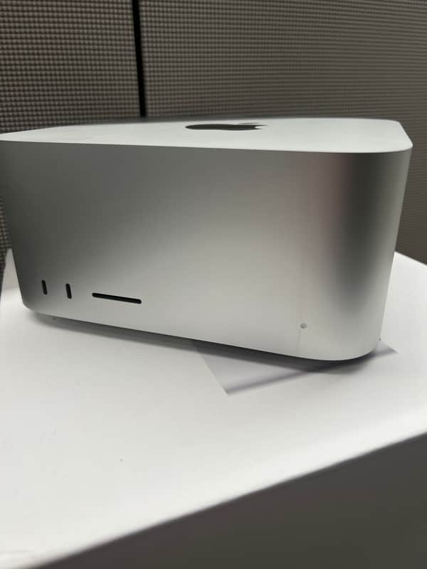 Apple Mac Studio (2022) — M1 Ultra, 128GB Unified Memory, 1TB SSD