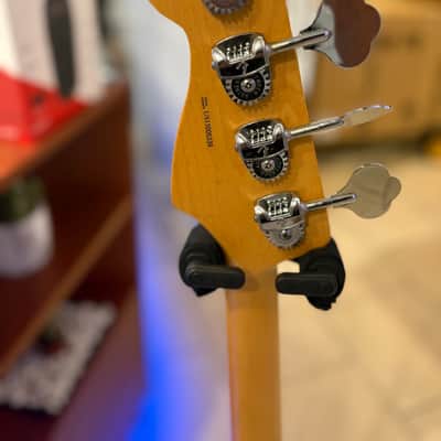Fender American Standard Jazz Bass with Maple Fretboard 2008 - 2016 - Olympic White image 3