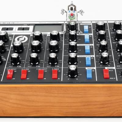 MOOG Voyager RME Analoger Synthesizer Rack + Holz + Wie Neu + OVP + Garantie image 4