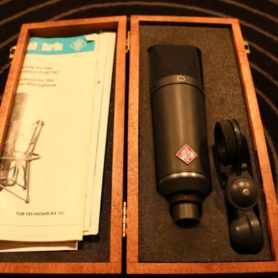 Neumann TLM 193 with box and holder image 4