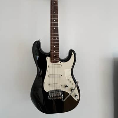 Fender Stratocaster Elite 1983 - Black and white image 1